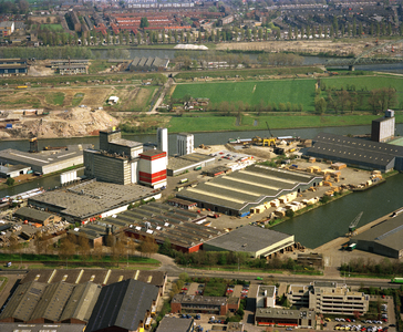 805573 Luchtfoto van een deel van het industrieterrein Lage Weide te Utrecht met o.a. de bedrijven B.V. Joh. van ...